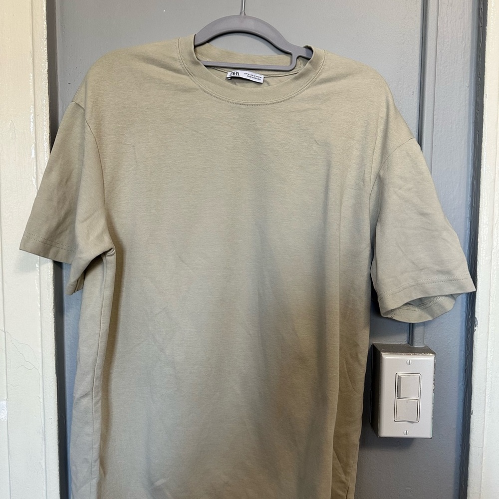 Zara Men's Beige T-Shirt